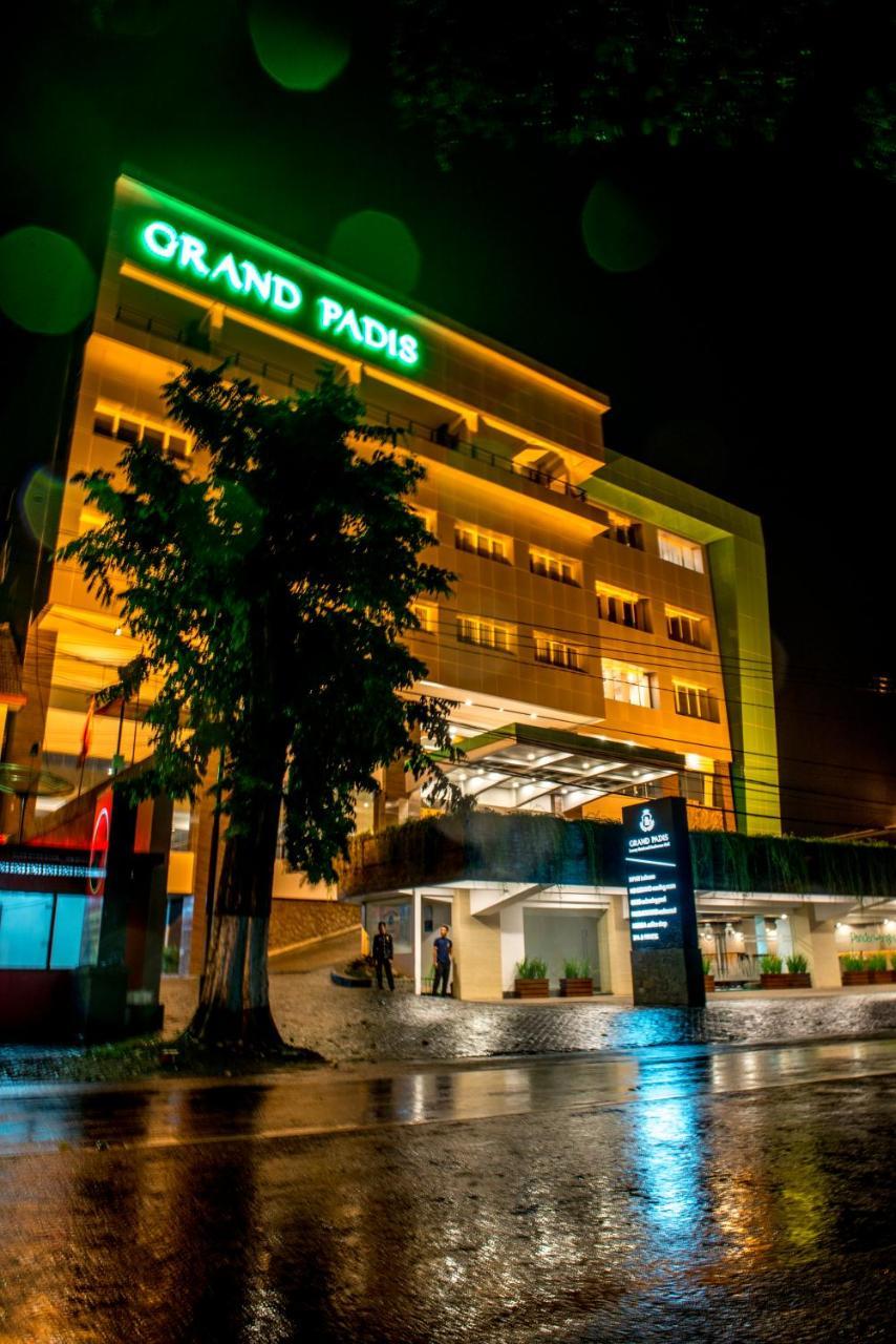 Bondowoso Grand Padis Hotel מראה חיצוני תמונה
